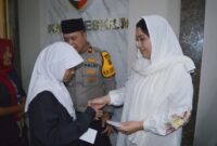 Kapolsek Kalideres Kompol Arnold Julius Simanjuntak beserta Isteri (Photo Humas Polri) 