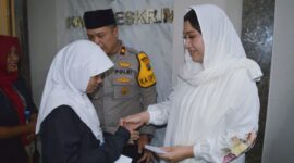 Kapolsek Kalideres Kompol Arnold Julius Simanjuntak beserta Isteri (Photo Humas Polri) 