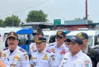 Kepala terminal Kalideres Revi Zulkarnain bersama jajaran dishub (foto:lubis) 
