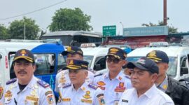 Kepala terminal Kalideres Revi Zulkarnain bersama jajaran dishub (foto:lubis) 