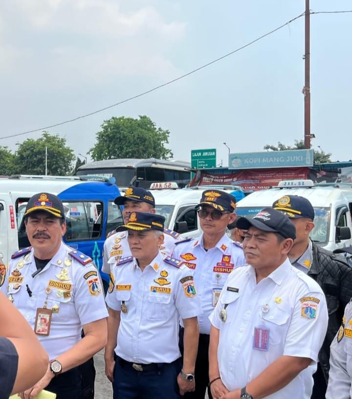 Kepala terminal Kalideres Revi Zulkarnain bersama jajaran dishub (foto:lubis) 