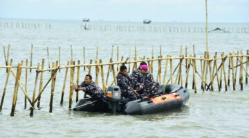 Atas Perintah Presiden Prabowo, TNI AL Bersama Masyarakat Bongkar Pagar Laut di Tangerang