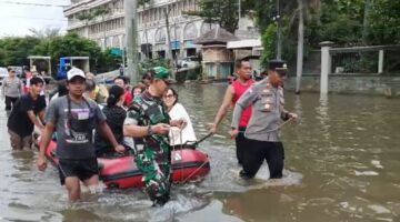 Polisi Bersama TNI Kompak Evakuasi Warga Terdampak Banjir di Perum Taman Kencana Cengkareng