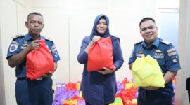 PT. KCN salurkan bantuan sosial berupa sembako bagi warga terdampak banjir Bekasi (foto: KCN)