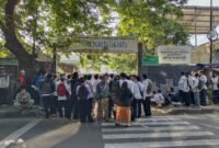 Photo : para siswa SMK PGRI 24 Jakarta saat hendak masuk sekolah. 