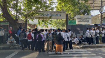 Photo : para siswa SMK PGRI 24 Jakarta saat hendak masuk sekolah. 