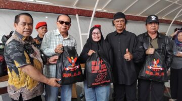 Ketum Grib Jaya Hercules Berikan Ribuan Paket Sembako Kepada Warga Kurang Mampu di Markasnya