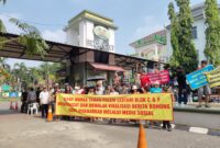 Warga Taman Palm Lestari saat menggelar aksi tolak Viralisasi melalui media sosial di RW 018 