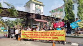 Warga Taman Palm Lestari saat menggelar aksi tolak Viralisasi melalui media sosial di RW 018 