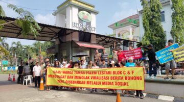 Warga Taman Palm Lestari saat menggelar aksi tolak Viralisasi melalui media sosial di RW 018 