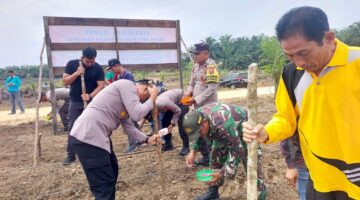 Dukung Ketahanan Pangan Nasional Polres Sarolangun Bersama Pemerintah Kecamatan Limun Lakukan Tanam Jagung