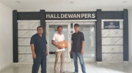 Hassanuidn alias hasan Bendot di gedung Dewan Pers melaporkan puluhan media RJN (Foto: Duadimensi)