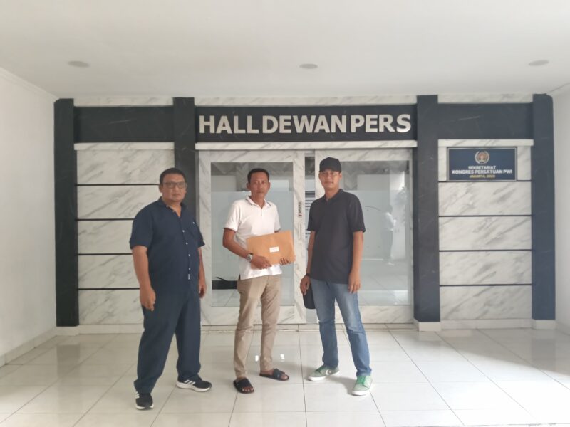 Hassanuidn alias hasan Bendot di gedung Dewan Pers melaporkan puluhan media RJN (Foto: Duadimensi)