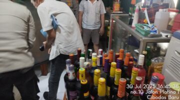 Polsek Jatiuwung Gelar Operasi Miras Berbagai Merk Di Perumnas 2 Jalan Perak