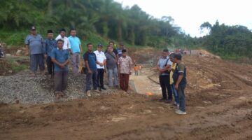 Camat Siabu dan beberapa kades meninjau Rehabilitasi saluran Irigasi BWS II DI Batang Angkola