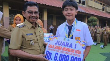 Wujud Kepedulian dan Perlindungan, Sachrudin Serahkan Klaim Asuransi Pohon Tumbang Senilai Rp237,6 Juta