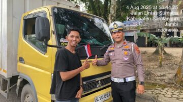 Jelang HUT RI Ke -80, Polres Sarolangun Bagikan Bendera Merah Putih Kepada Penguna Jalan