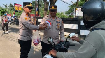 Tumbuhkan Jiwa Nasionalisme, Polsek Pinang Bagi-bagi Bendera Merah Putih