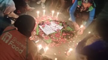 Driver Ojol Tabur Bunga dan Nyalakan Lilin, Desak Kapolri dan Kapolda Dicopot