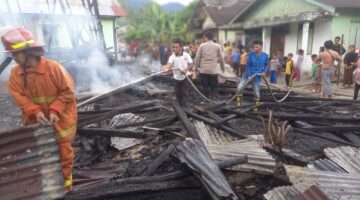Jago Merah lalap 2 Rumah Rata dengan Tanah di Desa Sibaruang Kecamatan Siabu Madina