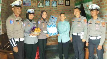 Personel Satlantas Polres Tulang Bawang Barat Melaksanakan Kegiatan Anjangsana ke Rumah Purnawirawan Polri