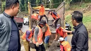 Hari Kedua Baksos Warga Tiga Kecamatan Tambal Jalan Berlubang di Ruas Pangkalan Cikidang Sukabumi
