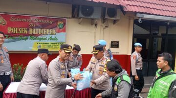 Jum’at Peduli, Kapolres Bagikan 100 Paket Sembako ke Ojol di Batuceper