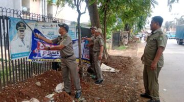 Kecamatan Periuk Tertibkan Spanduk Liar Demi Wujudkan Estetika Kota Tangerang
