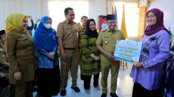 Serahkan Bantuan ke GKB, Sachrudin Minta Kader PKK dan Posyandu Lebih Maksimalkan Pelayanan