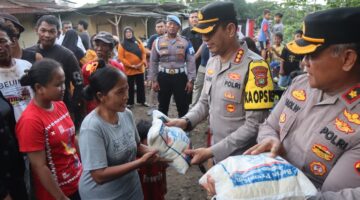 Wujud Kepedulian Polri, Polres Metro Tangerang Kota Bagikan Sembako dan Layanan Kesehatan di Kawasan Slum Area
