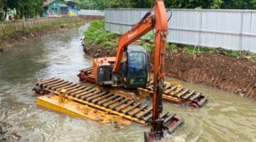 Antisipasi Puncak Musim Penghujan, Pemkot Tangerang Terjunkan Alat Berat Normalisasi Kali Angke