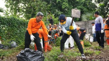 Ratusan Petugas Gabungan Diterjunkan Untuk Kerja Bakti Jumat Bersih di Terminal Kalideres