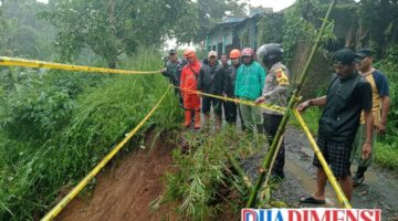 Hujan Deras Picu Longsor, Akses Jalan Desa di Bojong Longok Parakan Salak Tertutup