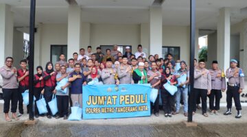Jumat Peduli, Kapolres Metro Tangerang Kota Wujudkan Kepedulian dengan Bakti Sosial