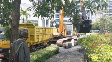 Antisipasi Genangan, Sudin SDA Jakarta Barat Keruk Saluran PHB Wali Kota Puri Kembangan