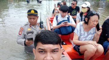Program JAGA JAKARTA++, Polisi Turun Langsung Evakuasi Korban Banjir di Duta Bandara Permai