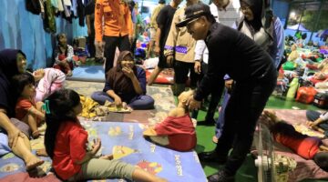 Dari Pagi hingga Malam, Sachrudin Hadir di Tengah Pengungsi Banjir