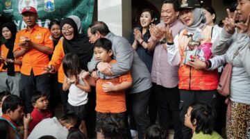 Pramono Sambangi Pengungsi Banjir Rawa Buaya, Pastikan Logistik dan Layanan Kesehatan Terpenuhi