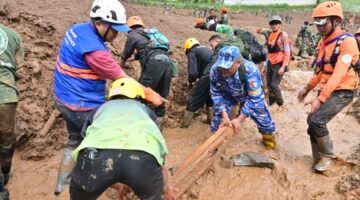 TNI AU Personel Lanud Husein Sastranegara Bantu Masyarakat Tangani Longsor di Cisarua Bandung Barat