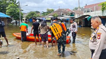 Hadir di Tengah Bencana, Polres Metro Tangerang Kota Bantu Evakuasi Warga Terdampak Banjir