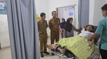 Peduli Warga, Plt Camat Tulang Bawang Tengah Antar Langsung Pasien Sakit Menahun ke RSUD Tubaba