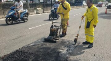Pasca Banjir Jalan Berlobang di Wilayah Jakarta Barat Mulai di Tambal