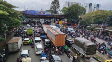 Akibat Genangan di Daan Mogot, Kemacetan Mengular Berkilometer