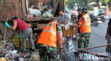 Aksi Sosial, Satgas Sampah Koramil 02/Btc Bantu DLH Angkat Sampah
