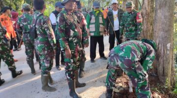 Om Zein Bersama Kodim 0619 Purwakarta Pimpin Gerakan Bersih Lingkungan, Tanam 1.000 Pohon di Pondoksalam