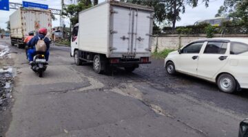 Jalan Husein Sastra Negara Rusak Parah dan Jadi Tempat Parkir Truk, Warga Benda Desak Pemkot Tangerang Bertindak