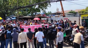 Ratusan Warga Kalideres Kembali Demo, Minta Pemda Menghentikan Pembangunan Krematorium