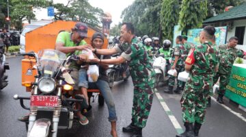 Berbagi di Bulan Suci Ramadhan, Koramil 01/Tgr Bagikan Takjil Kepada Masyarakat