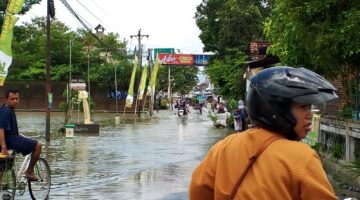 Banjir Landa Cawas, Sejumlah Akses Jalan dan Pasar Lumpuh