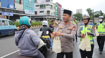 Ramadan Penuh Kehangatan, Kapolrestro Tangerang Kota Sapa Warga di Jalan